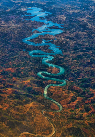 Illustration for article titled Absolutely Stunning Examples Of Lakes And Rivers With Unearthly Colors